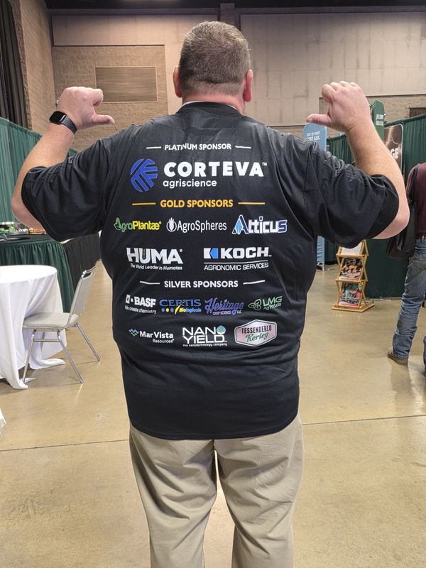 Jay Visser from behind, pointing to the Corteva, Gold and Silver sponsor logos printed on the back of his jersey