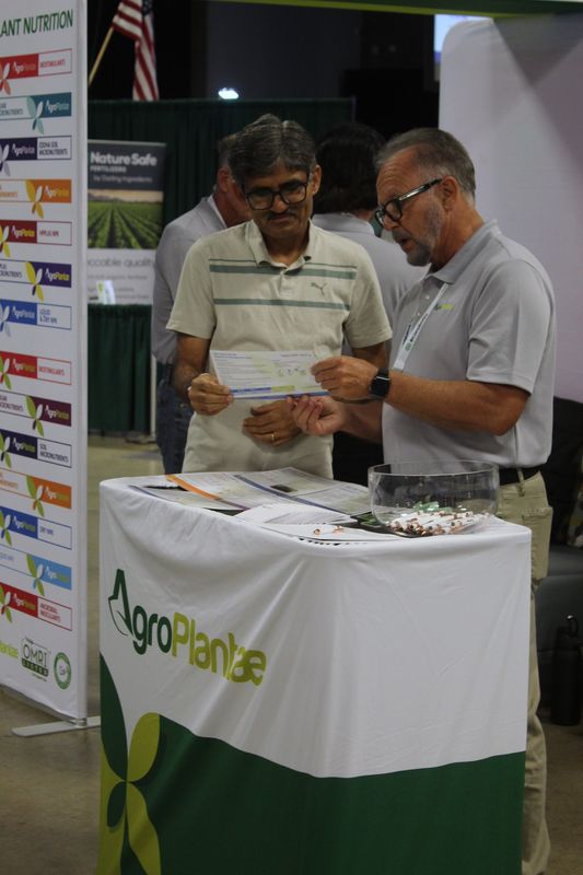 Two attendees talking at the AgroPlantae booth